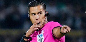 Daniel Quintero Huitrón pitando un partido en Liga MX.