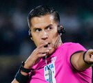 Daniel Quintero Huitrón pitando un partido en Liga MX.