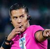 Daniel Quintero Huitrón pitando un partido en Liga MX.