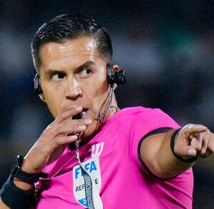 Daniel Quintero Huitrón pitando un partido en Liga MX.