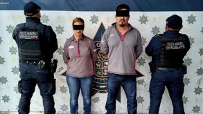 Pareja de padres tenidos tras abandonar a su hijo dentro de un carro