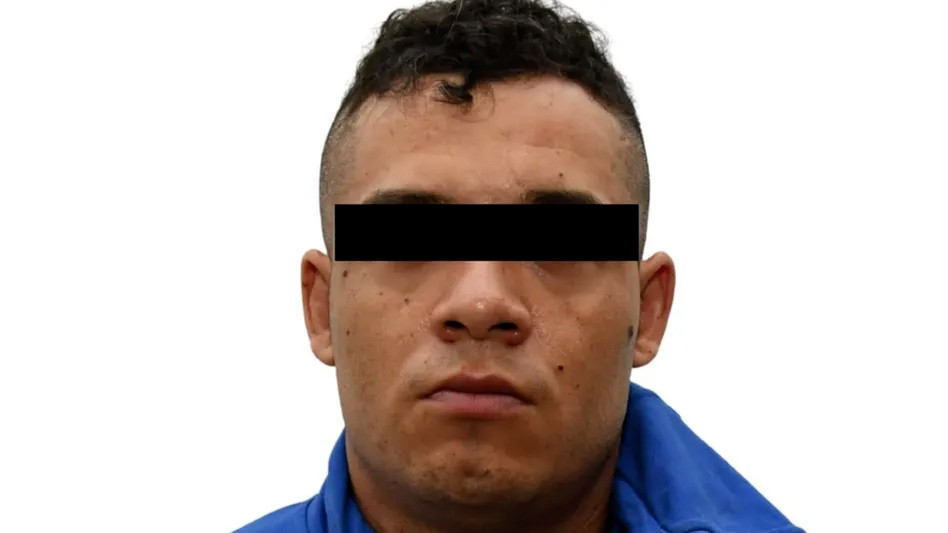 Elementos de la Marina y la Fiscalía detuvieron en el AICM a David 'N' alias 'el Chino, objetivo prioritario y generador de violencia en el Edomex.