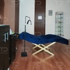 Consultorio médico con una silla al centro.