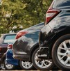 autos estacionados en línea