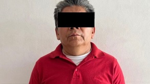 Hombre con los ojos tapados con un fondo blanco