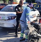 Autoridades atendiendo a un motociclista que resultó lesionado tras choque en colonia Nueva Los Ángeles.