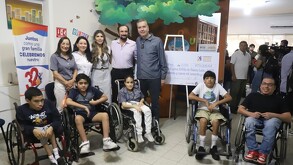 La Asociación de Espina Bífida recibió un donativo que permitirá fortalecer la atención de más de 350 familias en Monterrey.