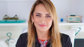 Mujer rubia sonríe para una fotografía.