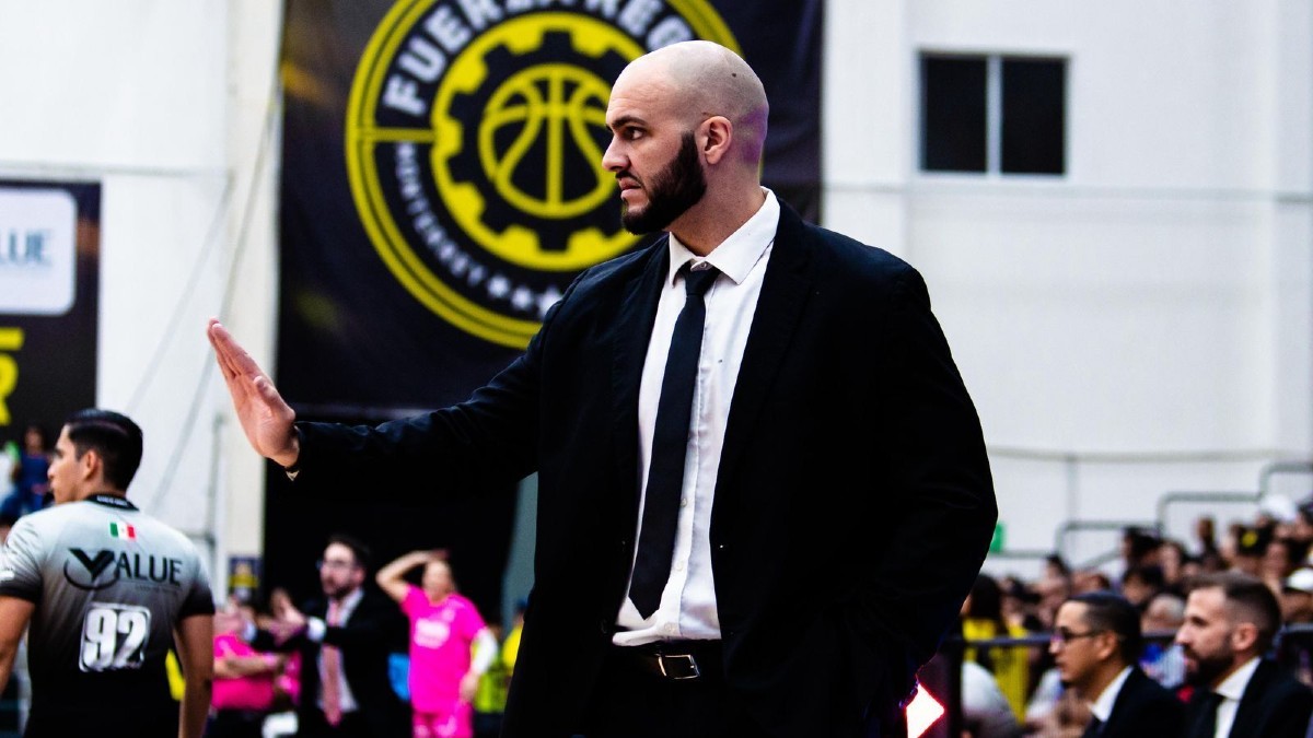 Carlos Alonso, entrenador de Fuerza Regia Femenil.