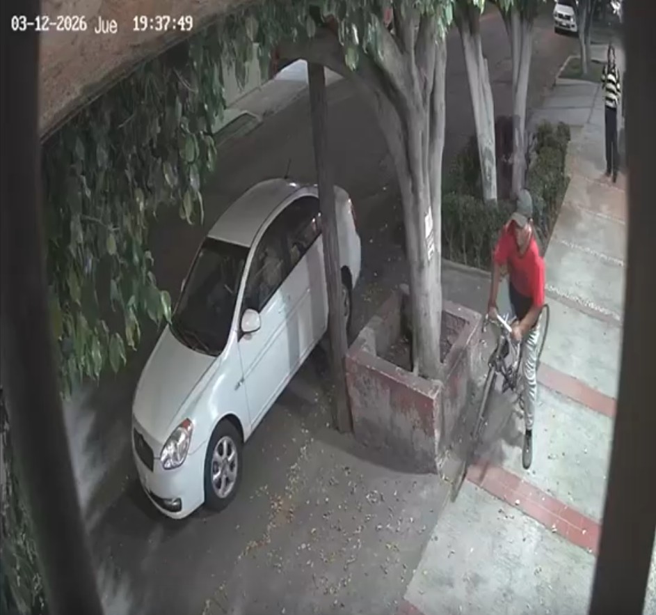 Policía de Guadalajara detiene a Enrique 'N', acusado de exhibicionismo afuera de la Preparatoria 2; al momento del arresto le aseguraron cristal.