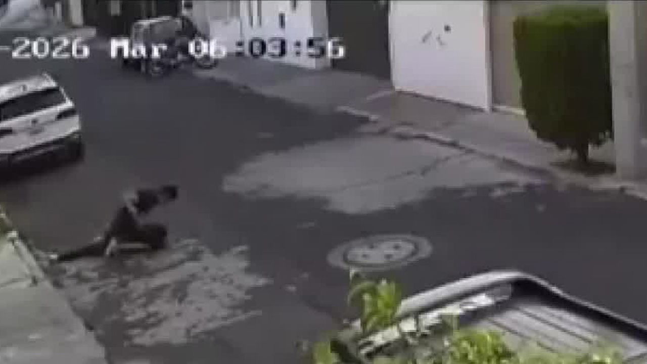 Una cámara de seguridad captó el momento en que un hombre golpeó a una mujer en calles de Coyoacán.
