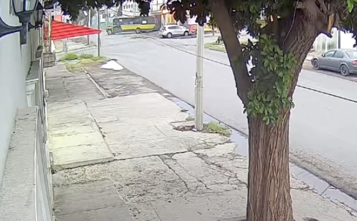Captura de video del momento de choque entre un camión y una camioenta.