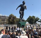 Develación de estatua de Pelé afuera del Estadio Jalisco