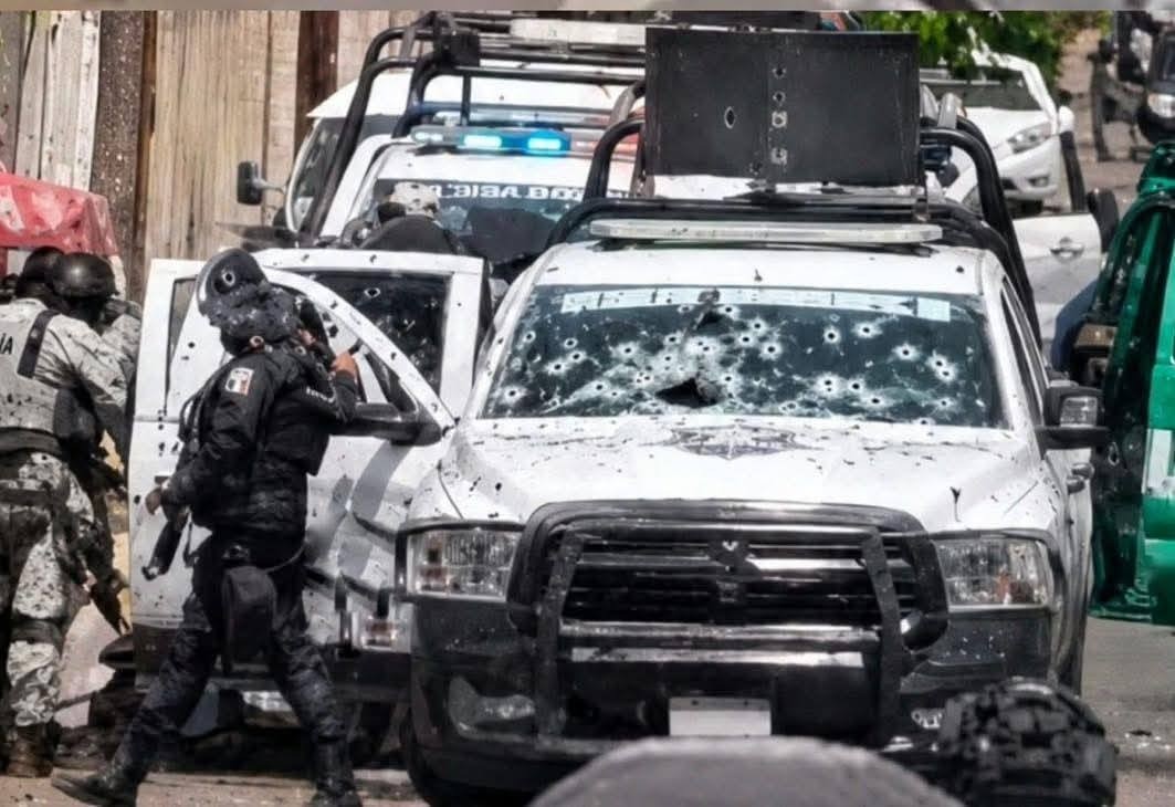 Una camioneta que muestra como estuvo el enfrentamiento armado entre la Guardia Civil y miembros del crimen organizados