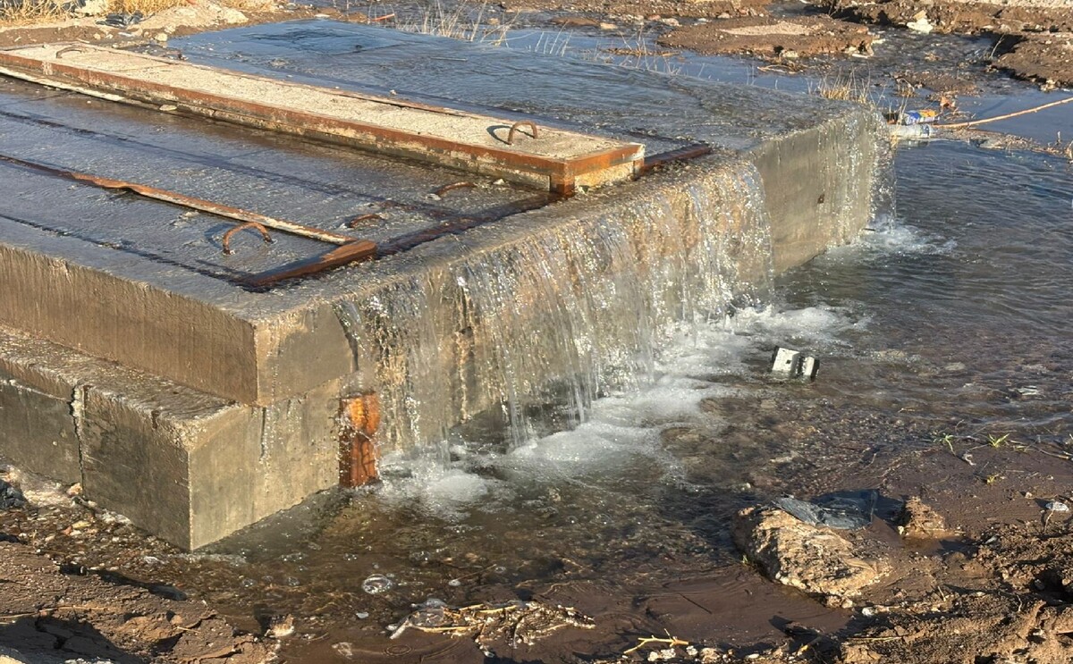 Miles de litros de agua potable siendo desperdiciados por mega fuga en ejido Paso del Águila de Torreón.