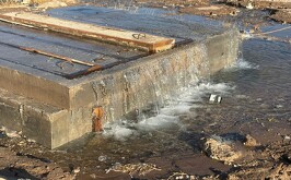 Miles de litros de agua potable siendo desperdiciados por mega fuga en ejido Paso del Águila de Torreón.
