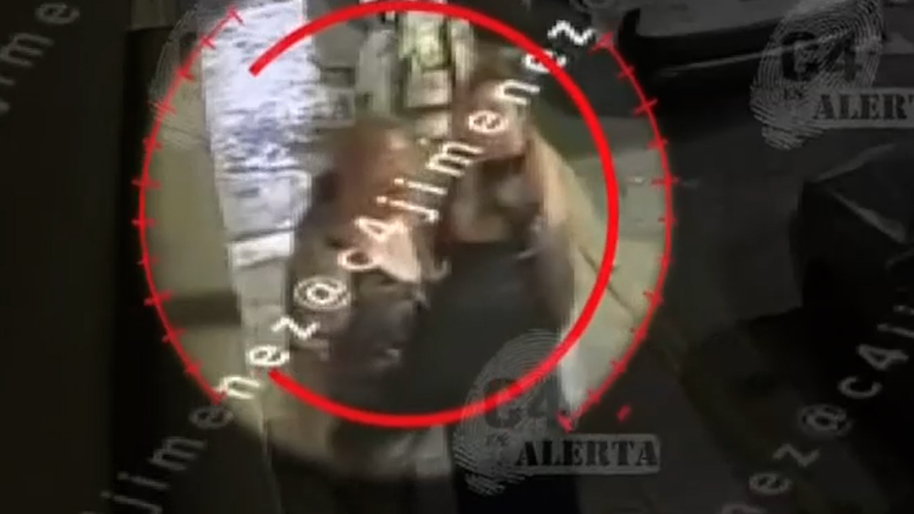 Una mujer identificada como Erika Rodríguez Gama amenazó a vecinos con un arma de fuego en Iztapalapa y golpeó en el rostro a su madre cuando intentó calmarla.