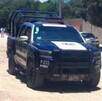 Patrulla de policía estacionada en una calle donde ocurrió un asesinato, en Tehuacán.