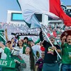 Aficionados celebrando con la playera de la selección mexicana.
