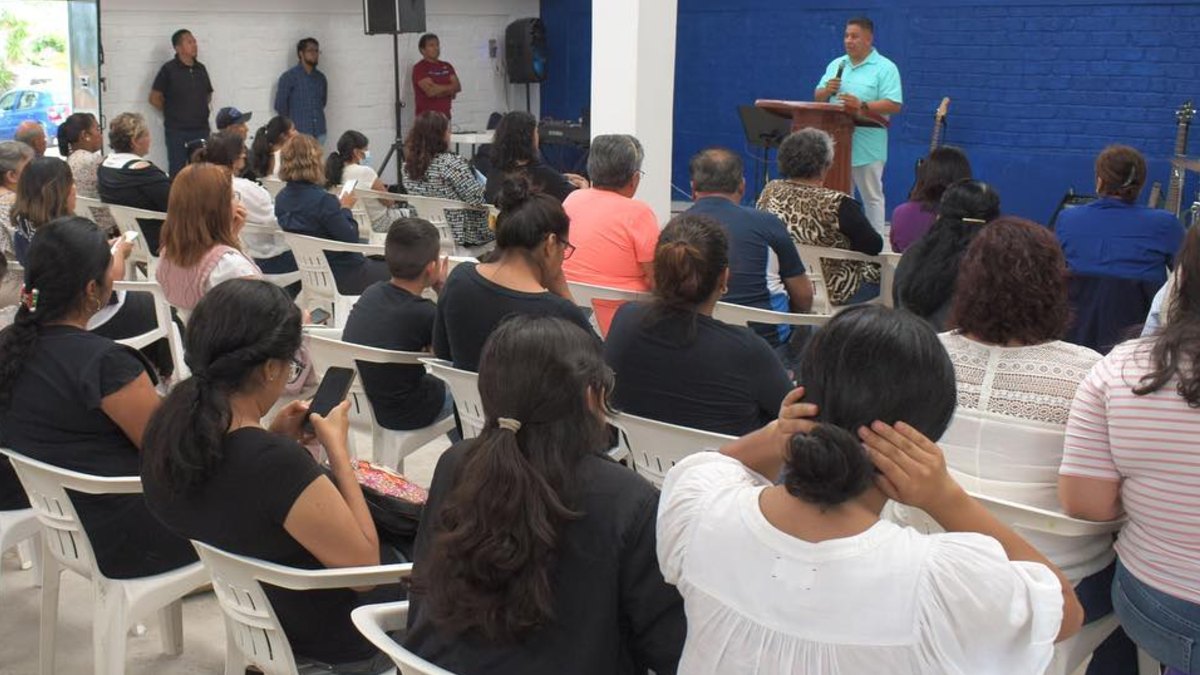 Mujeres escuchando una plática en un anexo de Tehuacán, Puebla.