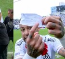 Neymar Jr enfurecido tras salir de cambio por error en la Liga de Brasil.