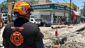 Una fuga de gas provocó movilización de cuerpos de auxilio en Escobedo tras la ruptura accidental de una tubería.