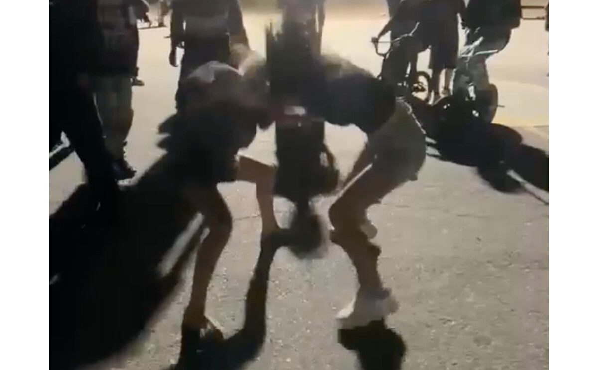 Alumnas de la secundaria Julián Montoya siendo captadas peleando en la calle.