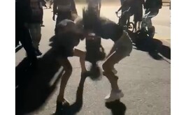 Alumnas de la secundaria Julián Montoya siendo captadas peleando en la calle.