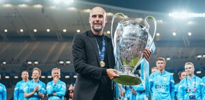 Pep Guardiola levantando la UEFA Champions League ganada con el Manchester City en 2023.