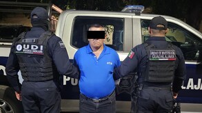 Policía de Guadalajara detiene a Enrique 'N', acusado de exhibicionismo afuera de la Preparatoria 2; al momento del arresto le aseguraron cristal.