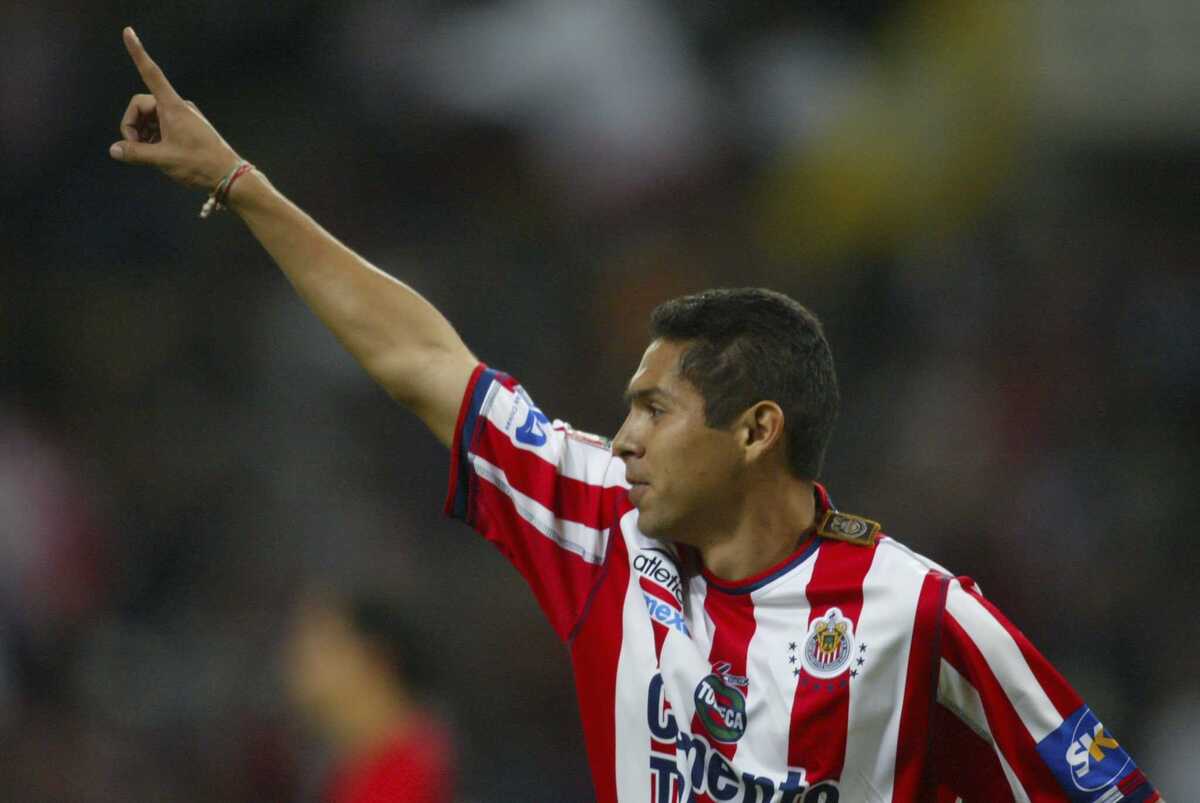 Ramón Morales festejando su primer gol que convirtió con la camiseta de las Chivas