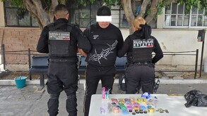 La Policía de Jalisco desmanteló un punto de venta portátil de marihuana, cocaína y cristal operado por César 'N' a 500 metros de la Prepa 12.