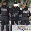 La Policía de Jalisco desmanteló un punto de venta portátil de marihuana, cocaína y cristal operado por César 'N' a 500 metros de la Prepa 12.