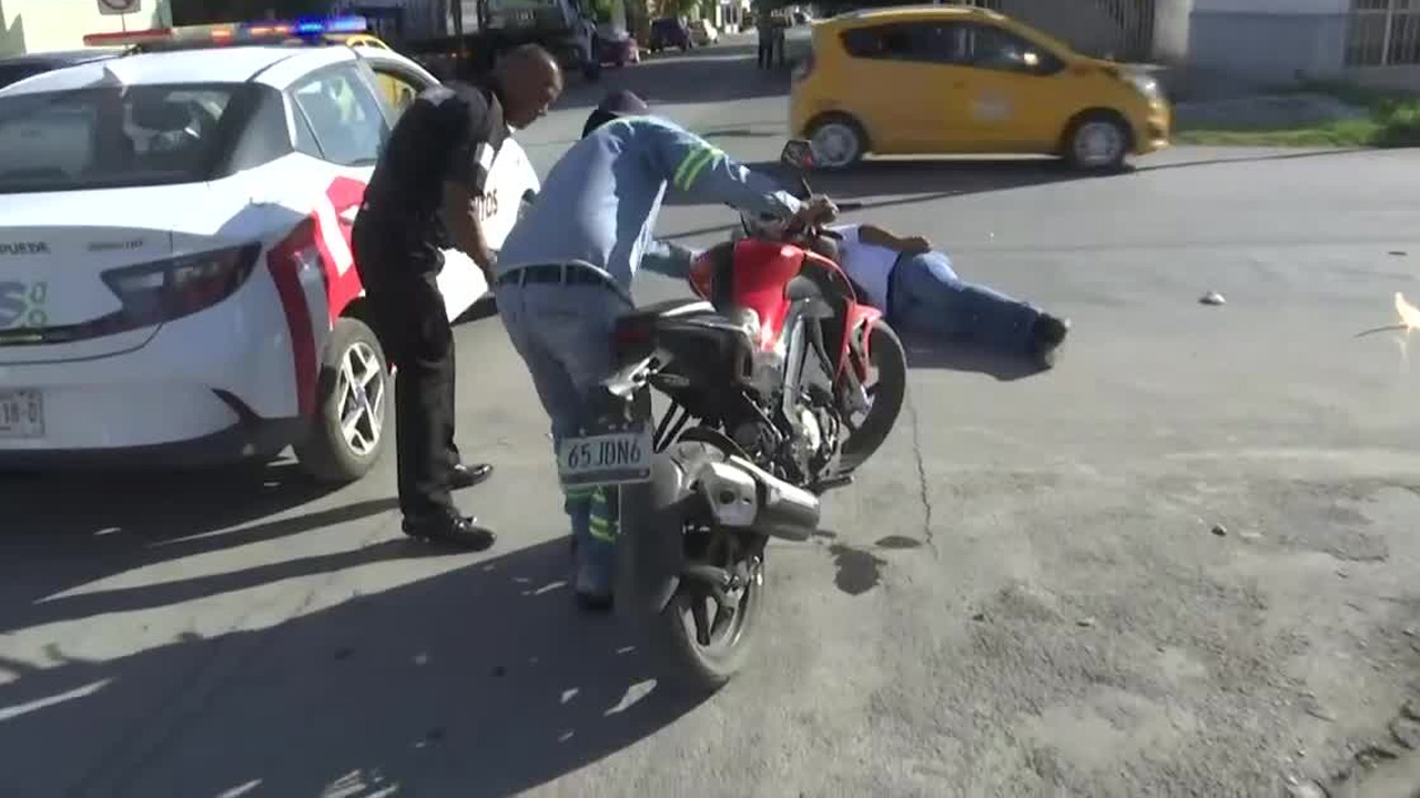 Un motociclista terminó lesionado luego de haber sido impactado por un taxista en la colonia Nueva Los Ángeles de Torreón.