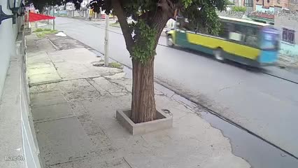 Un nuevo video de cámaras de seguridad ha capturado los segundos críticos del accidente.