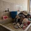 Imagen ilustrativa de ropa sucia en un lavadero que no tiene servicio de agua