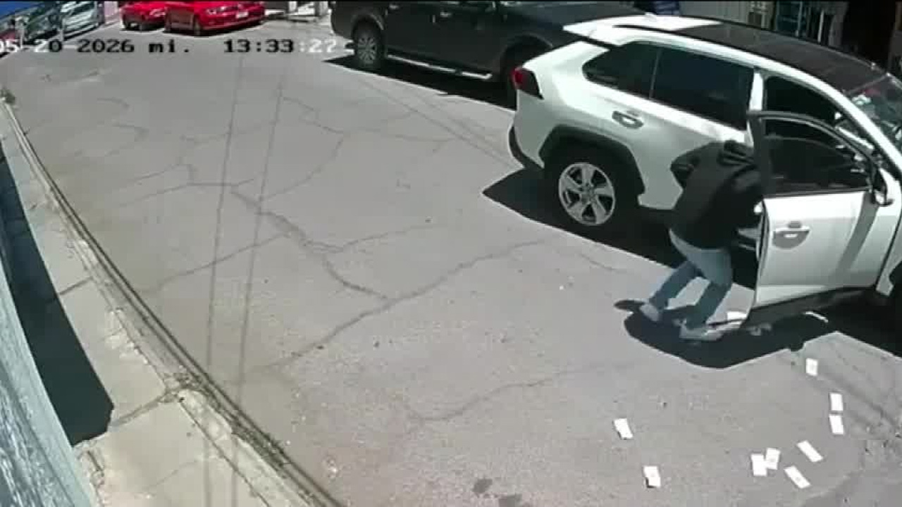 Dos hombres presuntamente armados asaltaron a los tripulantes de una camioneta en el centro de Tulancingo y escaparon en motocicleta.