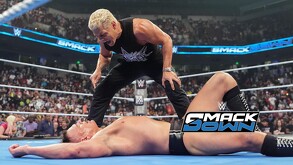 Cody Rhodes atacando a Gunther en WWE SmackDown.