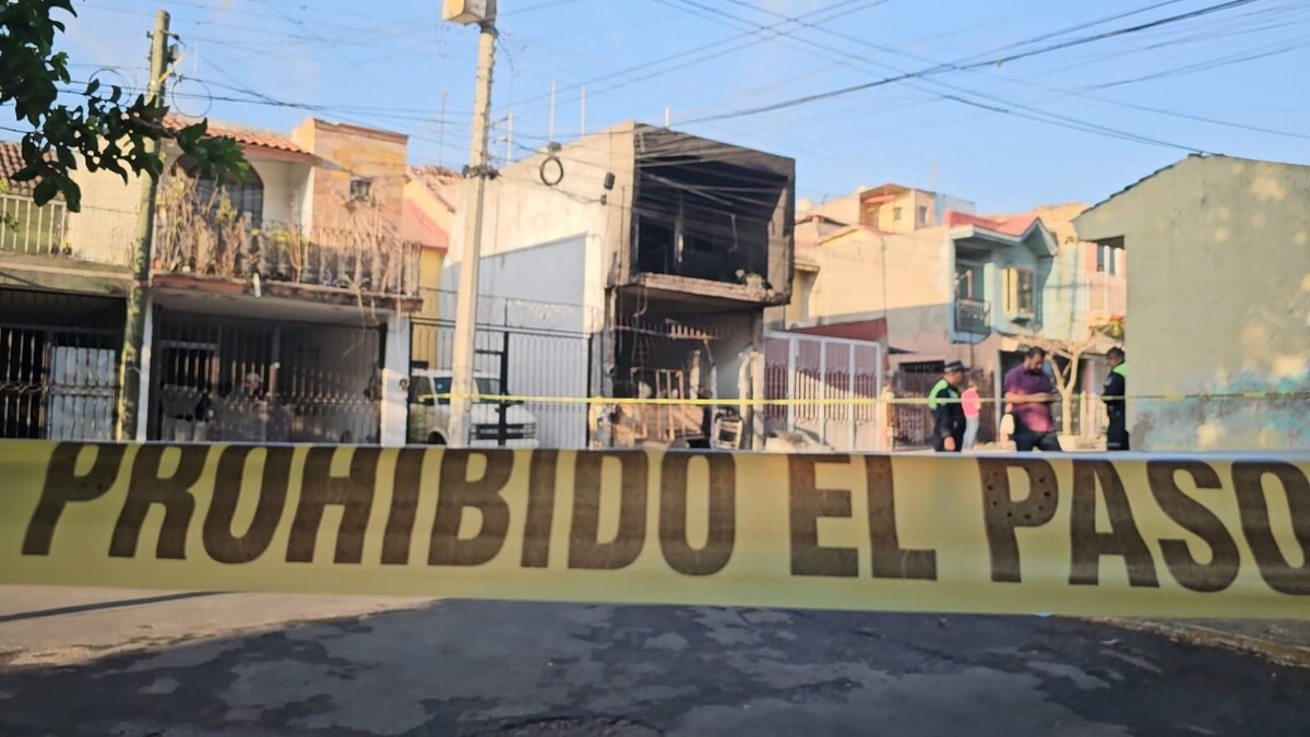 Fotografía de la zona acordonada tras recibir el reporte por el incendio registrado en la colonia Loma Dorada en Tonalá