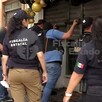 Agentes de la Fiscalía de Jalisco al exterior del local de una financiera a punto de entrar para realizar un cateo en Tonalá