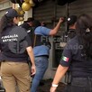 Agentes de la Fiscalía de Jalisco al exterior del local de una financiera a punto de entrar para realizar un cateo en Tonalá