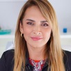 Mujer rubia sonríe para una fotografía.