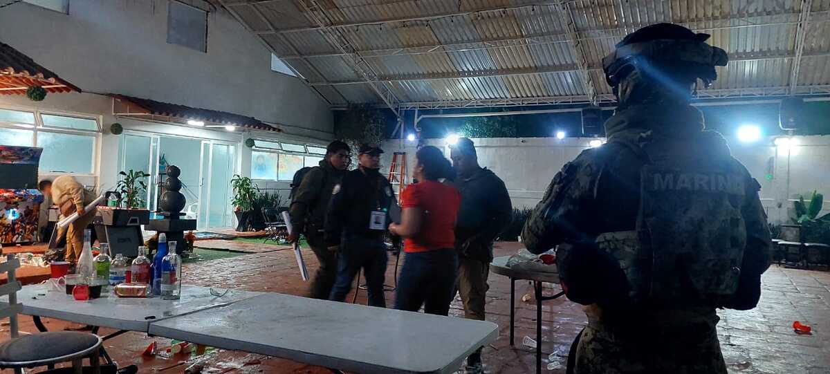 Integrantes de Marina y policía municipal de Ecatepec acudieron al lugar para retirar a los jóvenes y suspender el salón de fiestas.
