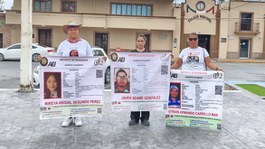 Familiares y conocidos se manifiestan en la Plaza Principal de Ciénega de Flores para exigir que busquen a sus seres queridos.