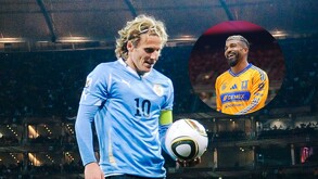 Diego Forlán cargando el Jabulani con la Selección de Uruguay en el Mundial 2010.