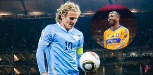 Diego Forlán cargando el Jabulani con la Selección de Uruguay en el Mundial 2010.