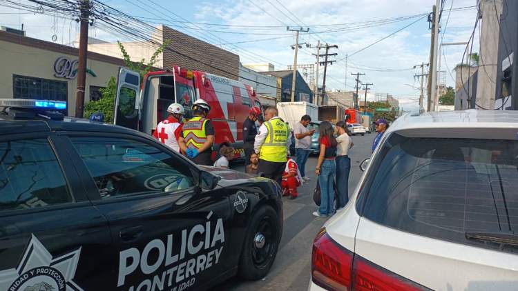 Un motociclista se paso un alto en las calles del Centro de Monterrey y resulta lesionado por un automovil.