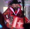 Luego se ser atendido por paramédicos, Ricky Muñoz regresó al escenario y el concierto continuó.