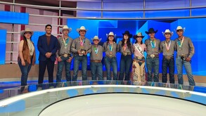 Equipo de Rodeo de Nuevo León en las instalaciones de Multimedios.