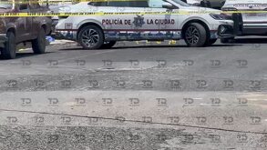 patrulla de policía municipal de puebla e indicios balísticos en una escena del crimen